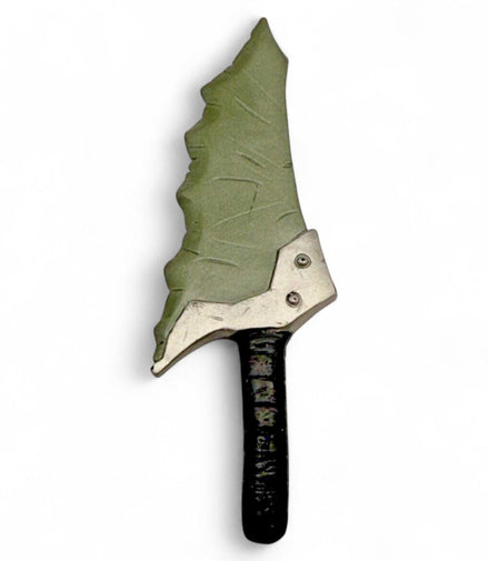 Detailed view of the Skaar Knife accessory for Marvel Legends collectors